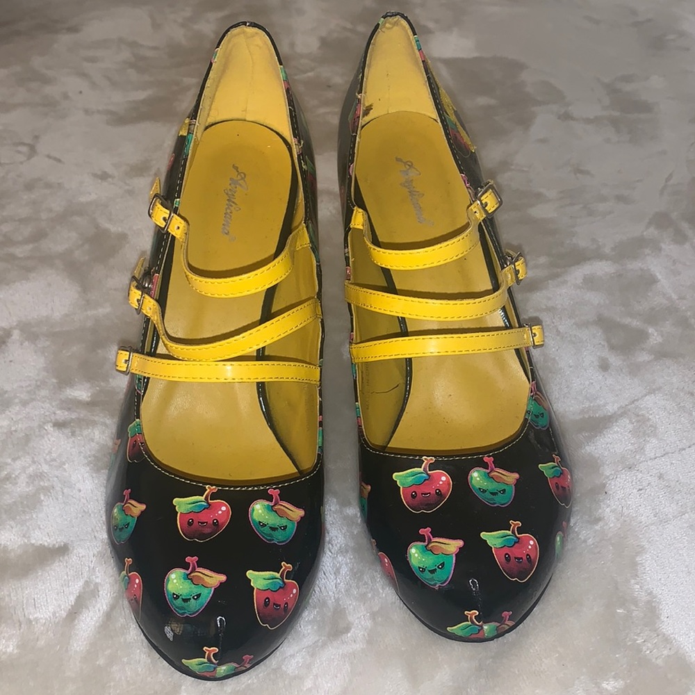 Colorful Apple embossed pump with Strappy closures size 11
